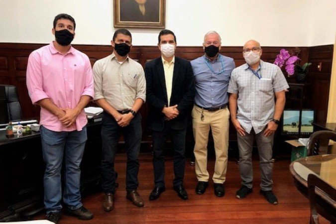 Antonio Peregrino, vice-líder de pesquisa do NATS; Ricardo Silva Cardoso, reitor da UNIRIO; Luís Alexandre Magalhães, presidente do CEBIO-UERJ; Daniel Aragão, pesquisador do NATS e Roberto Silva, pesquisador do NATS da UNIRIO. - (crédito: Acervo Roche) Antonio Peregrino, vice-líder de pesquisa do NATS; Ricardo Silva Cardoso, reitor da UNIRIO; Luís Alexandre Magalhães, presidente do CEBIO-UERJ; Daniel Aragão, pesquisador do NATS e Roberto Silva, pesquisador do NATS da UNIRIO. - (crédito: Acervo Roche)