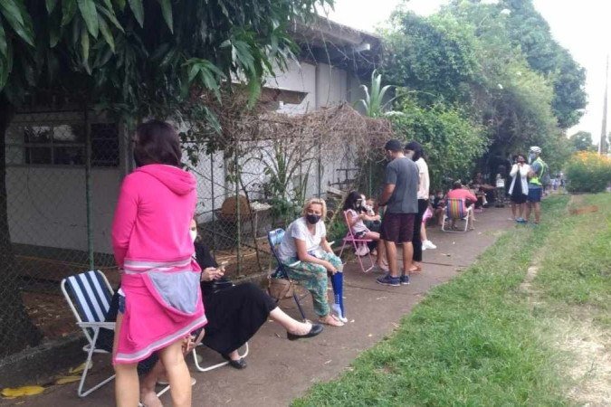 Cerca de 200 pessoas, entre pais, responsáveis e crianças, aguardavam para receber o imunizante na UBS 1 do Cruzeiro - (crédito: Material cedido ao Correio) Cerca de 200 pessoas, entre pais, responsáveis e crianças, aguardavam para receber o imunizante na UBS 1 do Cruzeiro - (crédito: Material cedido ao Correio)