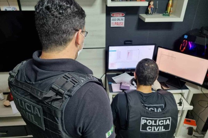 Agentes cumpriram mandado de busca e apreensão na residência do suspeito, que mora com os pais -  (crédito: PCDF/Divulgação)