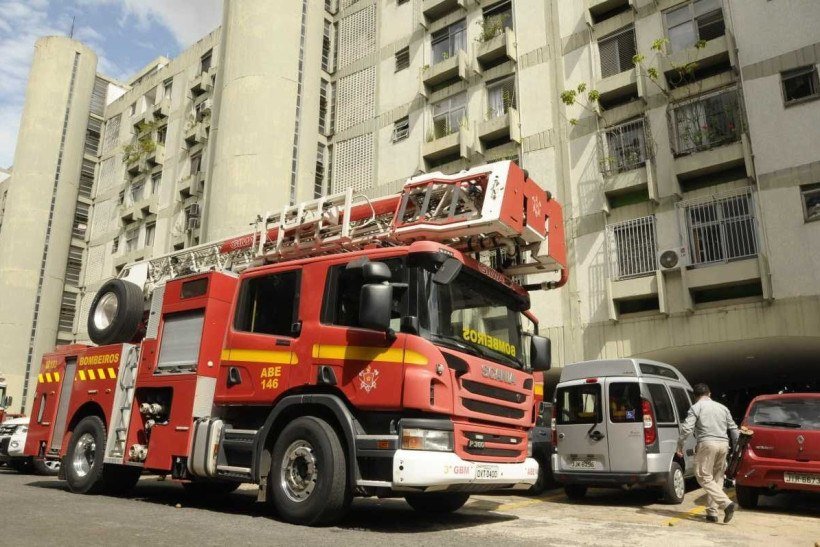  26/01/2022. Crédito: Carlos Vieira/CB/D.A Press. Brasil. Brasilia - DF. Cidades. Homem faz o pai de refém com uma faca, em um apartamento do bloco E da quadra 210 Sul e polícia tenta negociar. Solicitante pediu socorro à Polícia Militar do DF por volta das 13h desta quarta-feira (26/1).