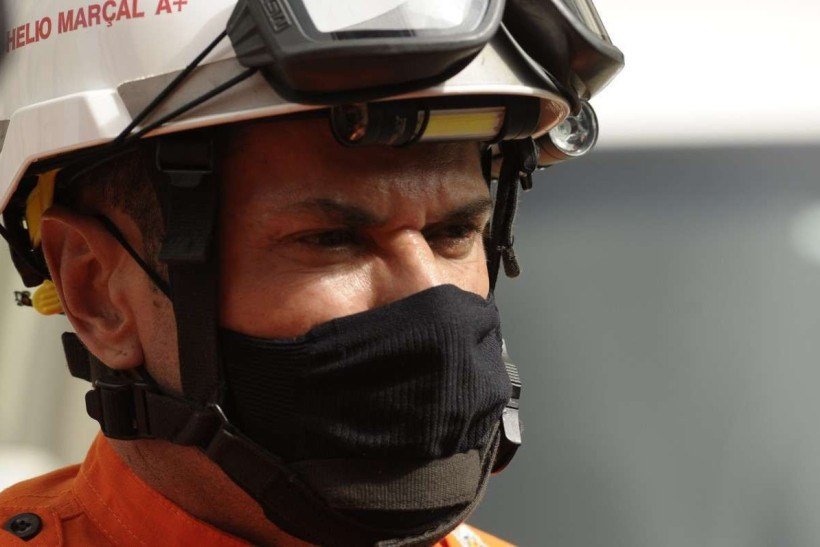  26/01/2022. Crédito: Carlos Vieira/CB/D.A Press. Brasil. Brasilia - DF. Cidades. Homem faz o pai de refém com uma faca, em um apartamento do bloco E da quadra 210 Sul e polícia tenta negociar. Solicitante pediu socorro à Polícia Militar do DF por volta das 13h desta quarta-feira (26/1). Na foto, o capitão dos Bombeiros, Helio Marçal.