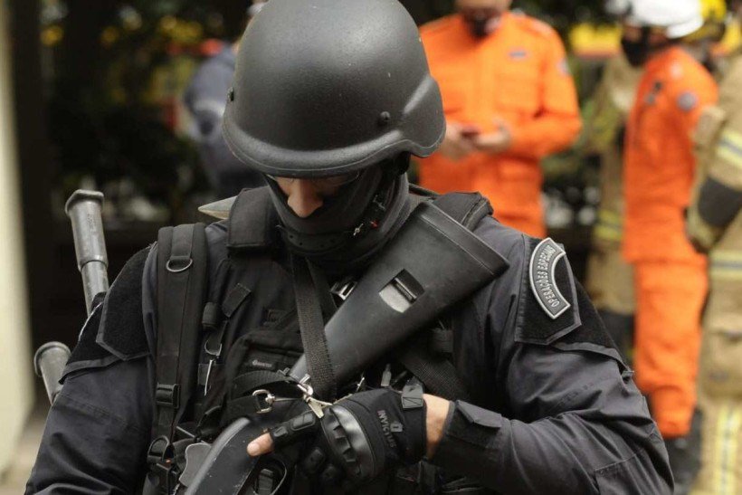  26/01/2022. Crédito: Carlos Vieira/CB/D.A Press. Brasil. Brasilia - DF. Cidades. Homem faz o pai de refém com uma faca, em um apartamento do bloco E da quadra 210 Sul e polícia tenta negociar. Solicitante pediu socorro à Polícia Militar do DF por volta das 13h desta quarta-feira (26/1).