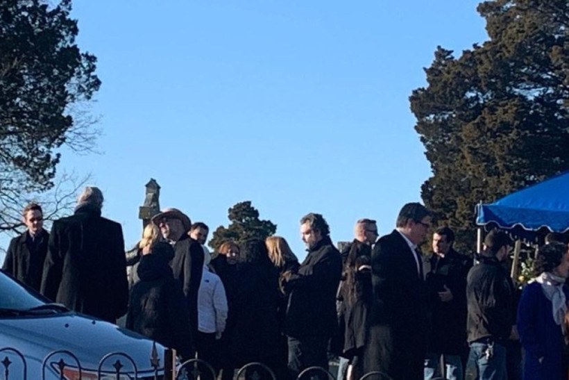 Olavo de Carvalho é enterrado nos EUA em funeral com Allan dos Santos e Ernesto Araújo