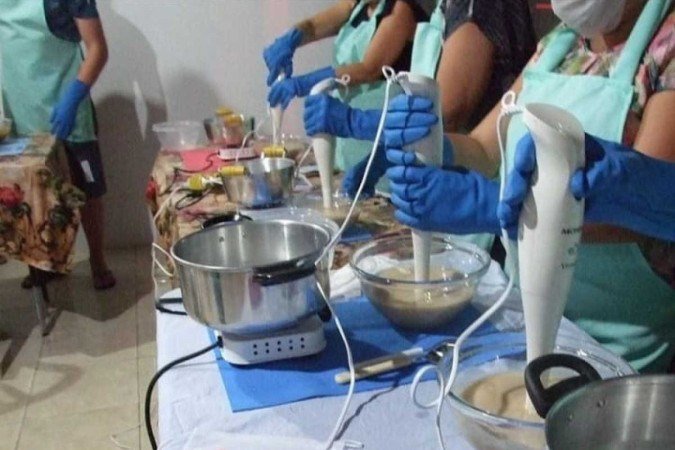 Além de ter feito da produção de cosméticos sua fonte de renda, Odilson Medrado ministra cursos compartilhando os conhecimentos sobre a produção natural para mulheres em situação de vulnerabilidade