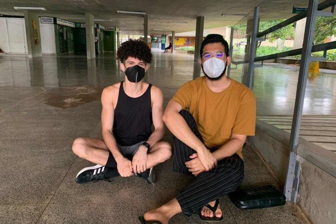 Os estudantes João Vitor Petrão, 22, e Anderson Rodrigues, 23, aprovaram a medida
