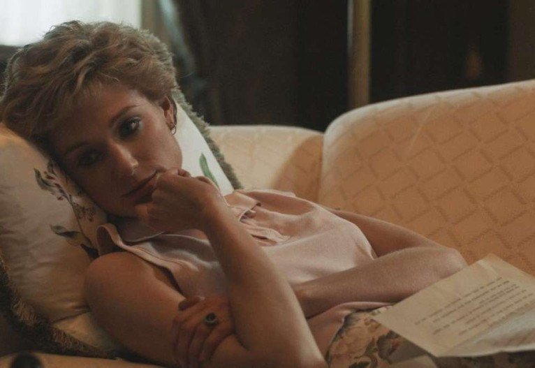 Elizabeth Debicki como Princesa Diana na quinta (5ª) temporada em The Crown Elizabeth Debicki como Princesa Diana na quinta (5ª) temporada em The Crown