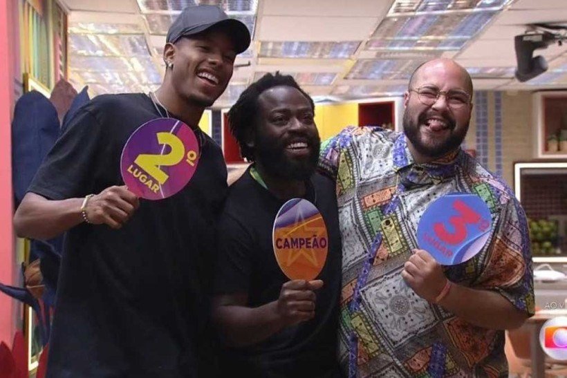 Jogo da discórdia: Monte seu pódio, Douglas Silva da plaquinha de segundo lugar para Paulo André e terceiro lugar para Tiago Abravanel.