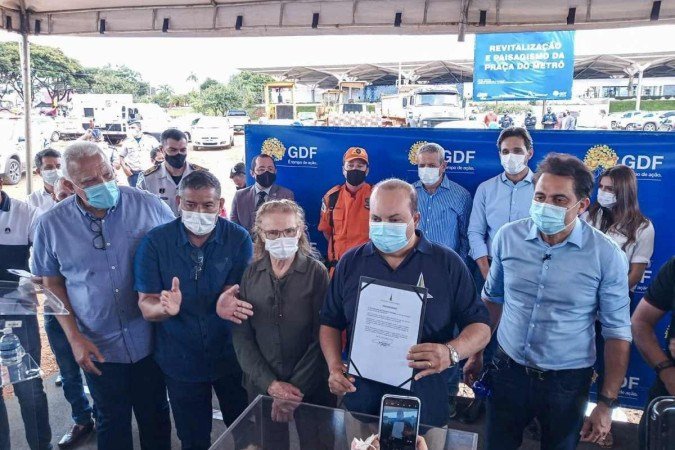 Ibaneis assina ordem de serviço para início das obras na Praça do Metrô, em Ceilândia.