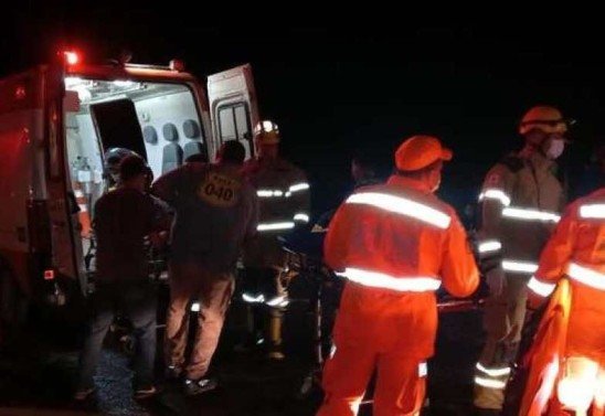 Veículo tombou após motorista perder controle em curva.