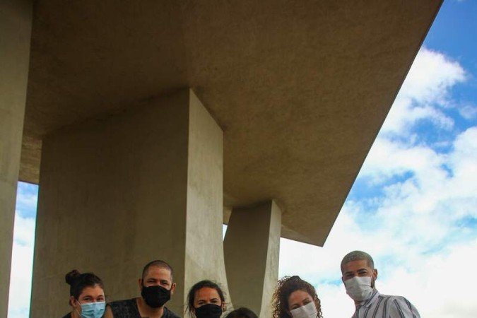 Júlia Emanuelle (C) mora na Espanha. Ontem, a família 
a levou à Torre de TV 