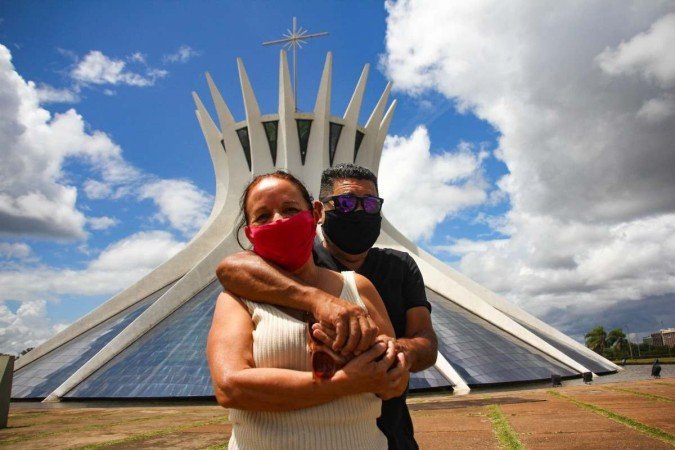 O casal paranaense Valdomiro 
e Cleide visitaram, 
ontem, a Catedral 