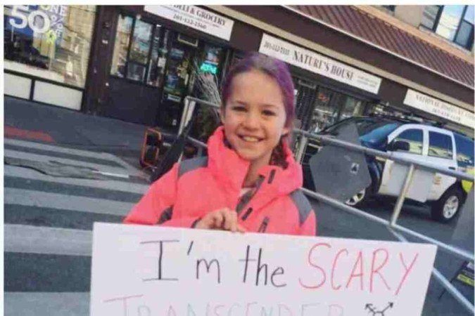 Rebekah Bruesehoff protestando por respeito e aceitação 