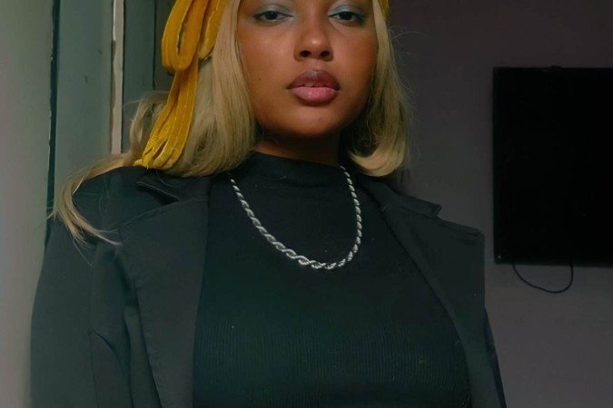 Hanna Luísa aposta em penteados e acessórios para aprimorar seus looks 