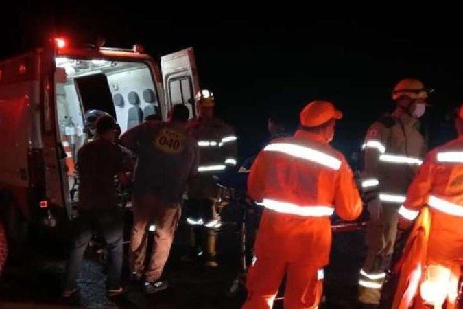 Veículo tombou após motorista perder controle em curva.