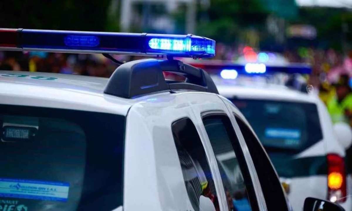 Homem descontrolado recebe viatura a tiros e atinge policial no rosto em Minas Gerais