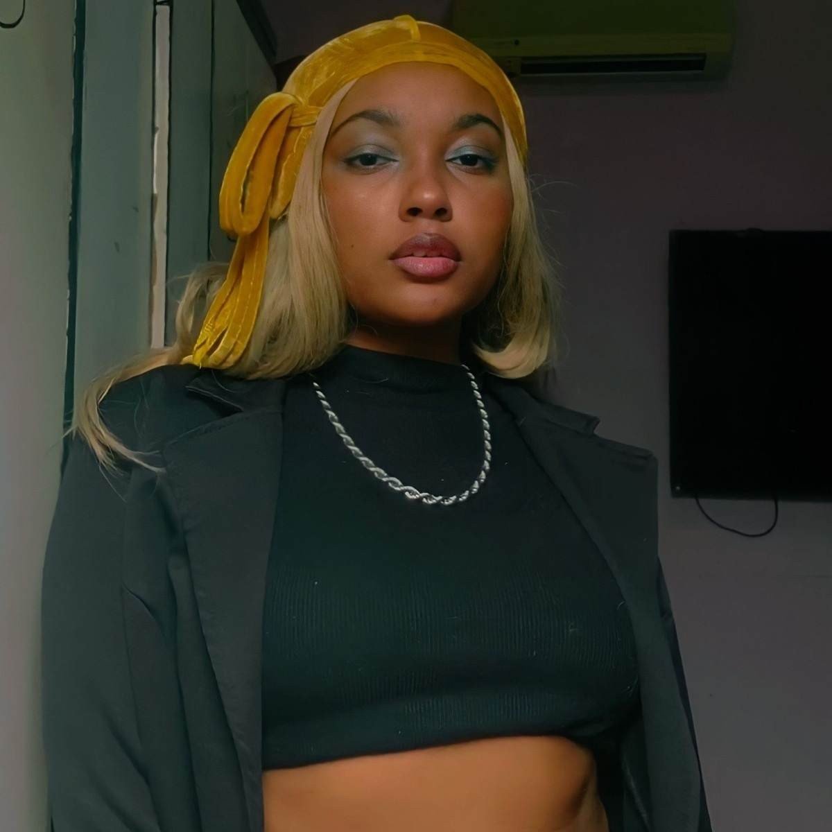 Hanna Luísa aposta em penteados e acessórios para aprimorar seus looks 