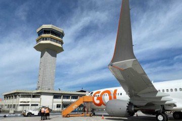 A aeronave se encaminhava para fazer a decolagem por volta das 17h35, quando uma das rodas traseiras ficou presa na pista -  (crédito: Gol/Divulgação)