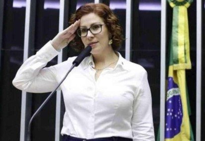 A parlamentar bolsonarista publicou uma montagem das deputadas do PSol com chifres e olhos vermelhos nas redes sociais, com a frase 'esquerda genocida' -  (crédito: Agência Brasil/Reprodução)