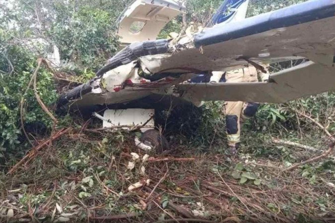 Monomotor cai próximo a condomínio em Brasília. Ocupantes saíram ilesos. Acidente aconteceu por volta das 9h30, na fazenda do ex-piloto de Fórmula 1 Nelson Piquet -  (crédito:  CBMDF/Divulgação)