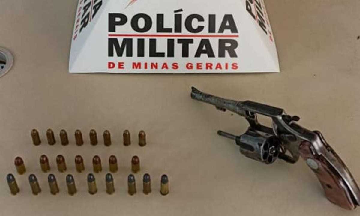 Polícia prende homem que mantinha mulher em casa sob mira de revólver