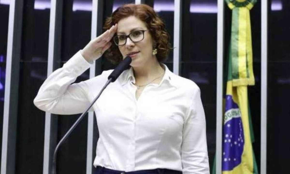 Carla Zambelli nega ser assinante de site pornográfico: 'Não é real'