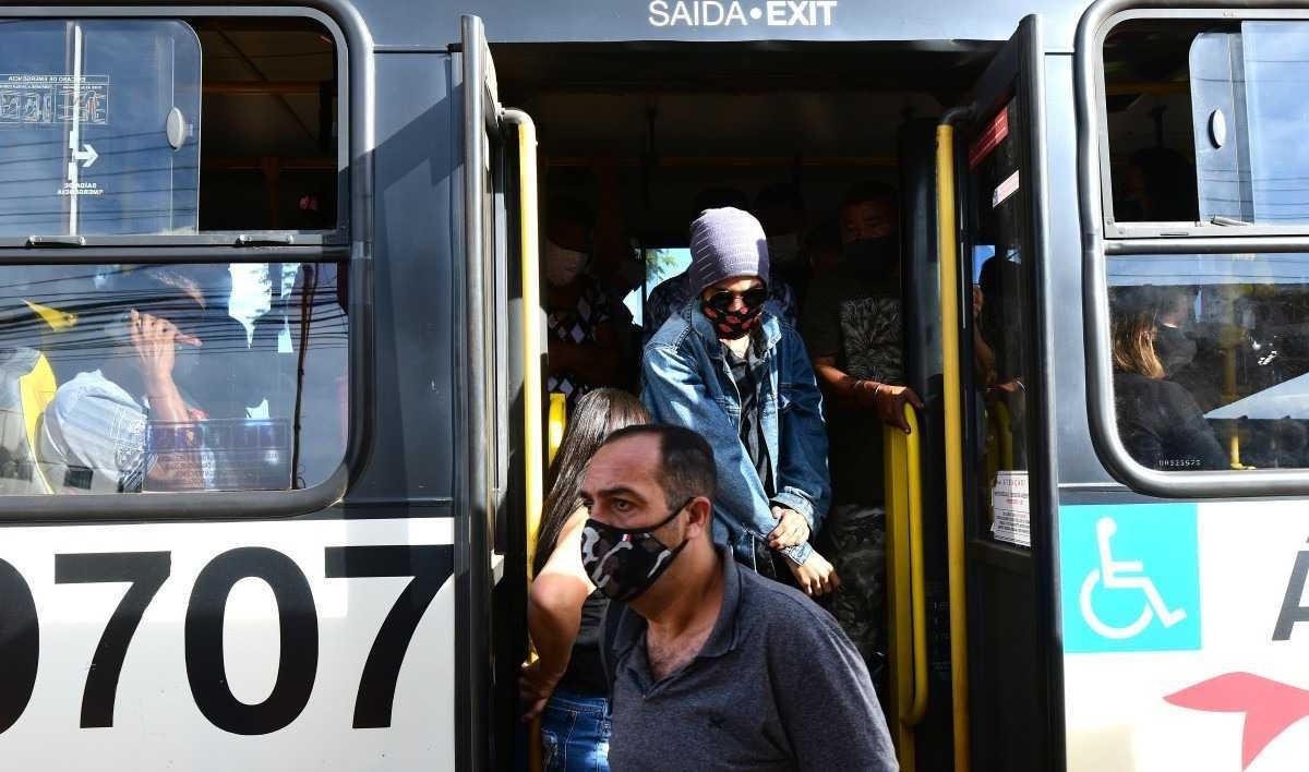 PL prevê que passageiros de ônibus escolham onde descer depois das 21h