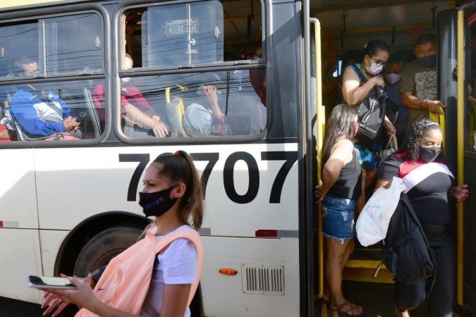  01/02/2022. Crédito: Ed Alves/CB/D.A Press. Brasil. Brasília - DF. Cidades. Transporte publico com a nova onda de transmissão da Covid 19 - Variante Ômicron. Parada de Onibus na Celiandia Centro. 