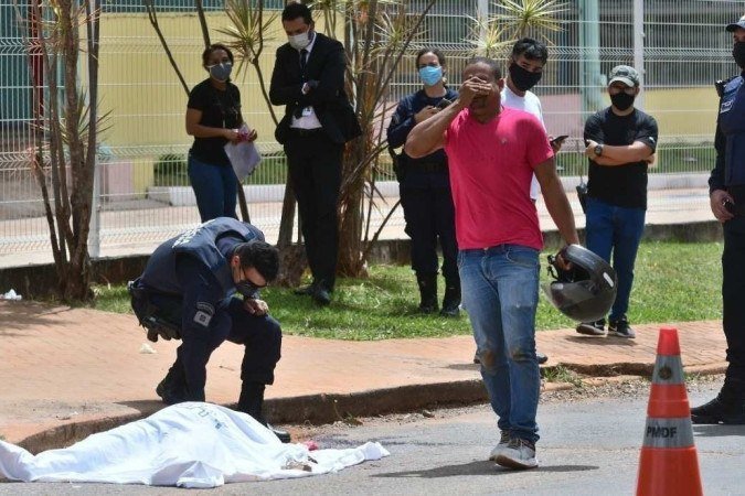  01/02/2022. CrÃ©dito: Ed Alves/CB/D.A Press. Brasil. BrasÃ­lia - DF. Cidades. Mulher Ã© assassinada a facadas no SIG. Ana Cristina Farias embarcou em um ÃŽnibus, em SÃ£o SebastiÃ£o, com destino ao Sudoeste, onde trabalhava como empregada domÃ©stica. Durante o trajeto, ela foi assassinada a golpes de facÃ£o.