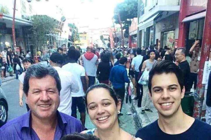 O pai de Robson, Pedro Bárbara, junto aos filhos Pedro e Robson, à frente