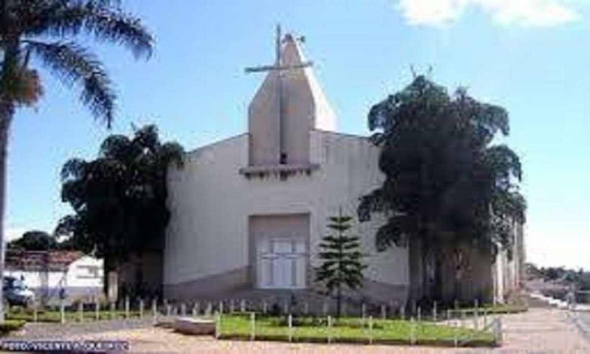 Casal ousado rende padre e rouba igreja de Presidente Olegário