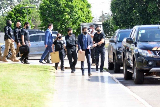 Mandados foram cumpridos ontem, quando policiais civis estiveram no gabinete de André Clemente, no TCDF