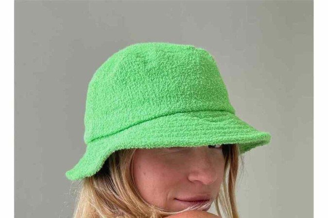 Bucket verde atoalhado, da Makai Bikini (R$ 162)