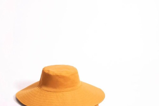 Chapéu aba alongada com amarração Mindset, à venda na C&A (R$ 129,99)