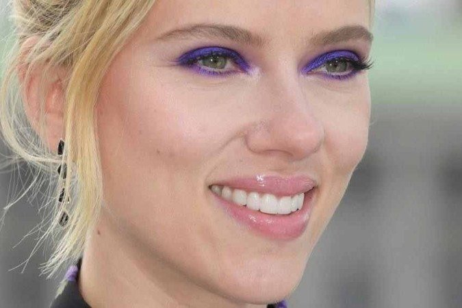  Scarlett Johansson destacou o olhos com lilás