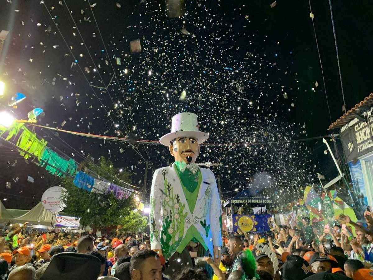 O Homem da Meia-Noite arrasta uma multidão de foliões no carnaval de Olinda. O Homem da Meia-Noite arrasta uma multidão de foliões no carnaval de Olinda.