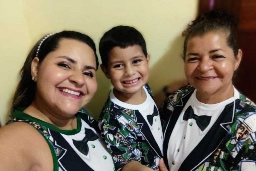 'É algo mágico que acontece e que passa entre as gerações. Aprendi a amar com minha mãe e hoje o meu filho é apaixonado. Essa é a cultura que pulsa em nossos corações. Amamos o Homem da Meia-Noite'. Ynna Novaes, que aparece na foto ao lado da mãe Denise e Yan. 