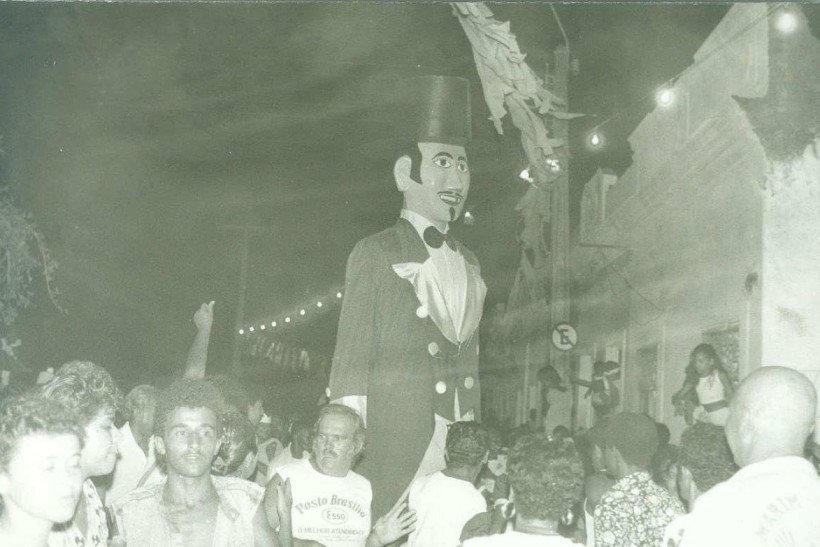 Homem da Meia-Noite desfila pelas ladeiras de Olinda em 1988. 