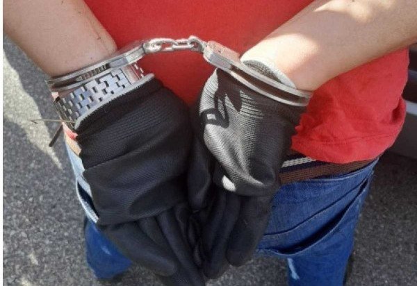 Criminoso usava luvas para evitar deixar impressões digitais no carro