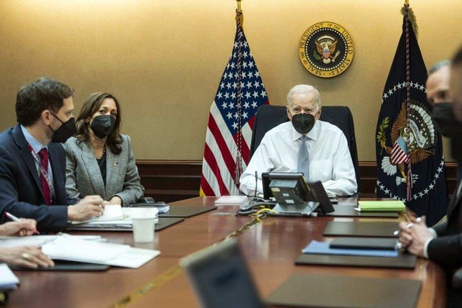  In this image released by The White House, US President Joe Biden and Vice President Kamala Harris (2nd L), with the President?s national security team in the Situation Room, monitor the counterterrorism operation in Syria, in Washington, DC, on February 3, 2022. - Biden said Thursday that the leader of the Islamic State group, Abu Ibrahim al-Hashimi al-Qurashi, had been 