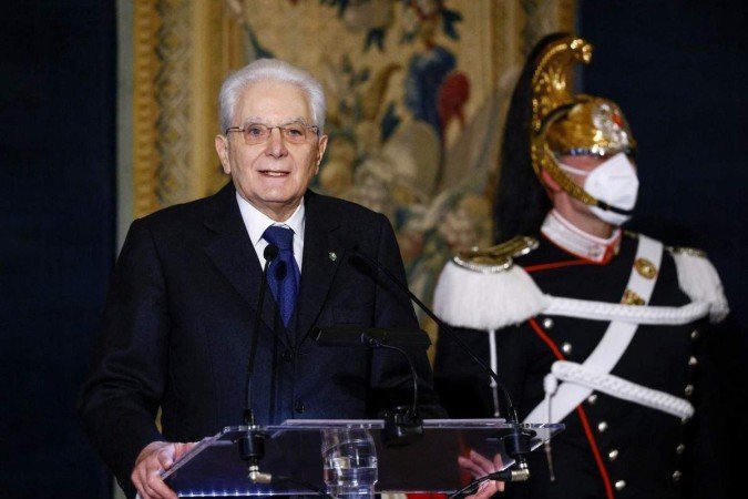  Italian re-elected 13th president Sergio Mattarella gives a speech during an official ceremony at the Quirinale palace after his swearing-in ceremony at the parliament in Rome on February 3, 2022. - After Italy's bickering political parties failed to agree on a candidate for his successor, and the threat of snap elections reared its head, Mattarella finally agreed for a second term on January 29. (Photo by GUGLIELMO MANGIAPANE / POOL / AFP)
      
