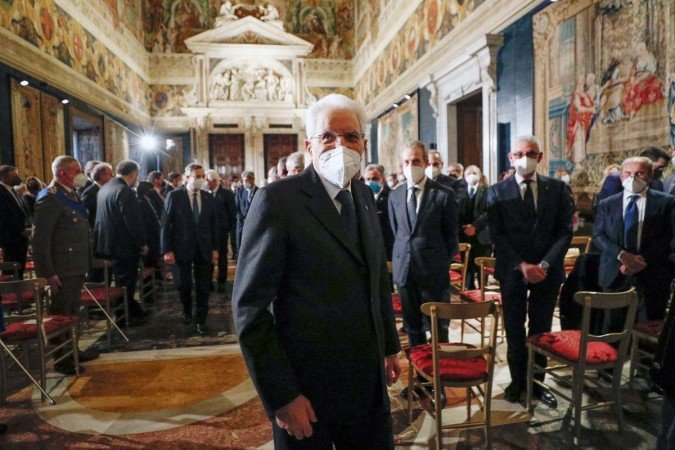  Italian re-elected 13th president Sergio Mattarella leaves after a speech during an official ceremony at the Quirinale palace following his swearing-in ceremony at the parliament in Rome on February 3, 2022. - After Italy's bickering political parties failed to agree on a candidate for his successor, and the threat of snap elections reared its head, Mattarella finally agreed for a second term on January 29. (Photo by GUGLIELMO MANGIAPANE / POOL / AFP)
      