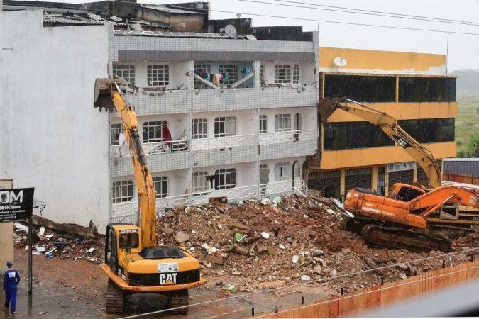 Demolição começou às 8h30
na QSE 20, de Taguatinga Sul
