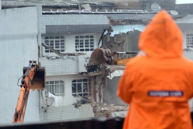 Trabalhos de demolição foram 
coordenados pela Defesa Civil 