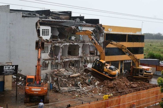 Previsão inicial da Defesa Civil era 
de que a demolição durasse dois dias
