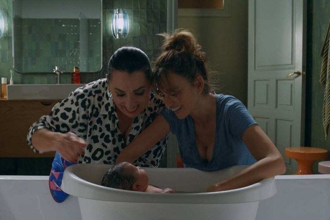 Rossy de Palma e a vencedora do prêmio de melhor atriz, em Veneza, Penélope 
Cruz, em cena de 
Mães paralelas