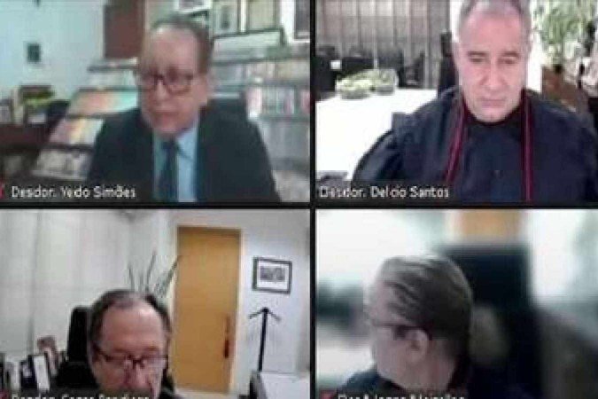 Desembargador deixa cair fundo falso que representa uma estante cheia de livros e se assusta - (crédito: Youtube/TJ-AM) Desembargador deixa cair fundo falso que representa uma estante cheia de livros e se assusta - (crédito: Youtube/TJ-AM)