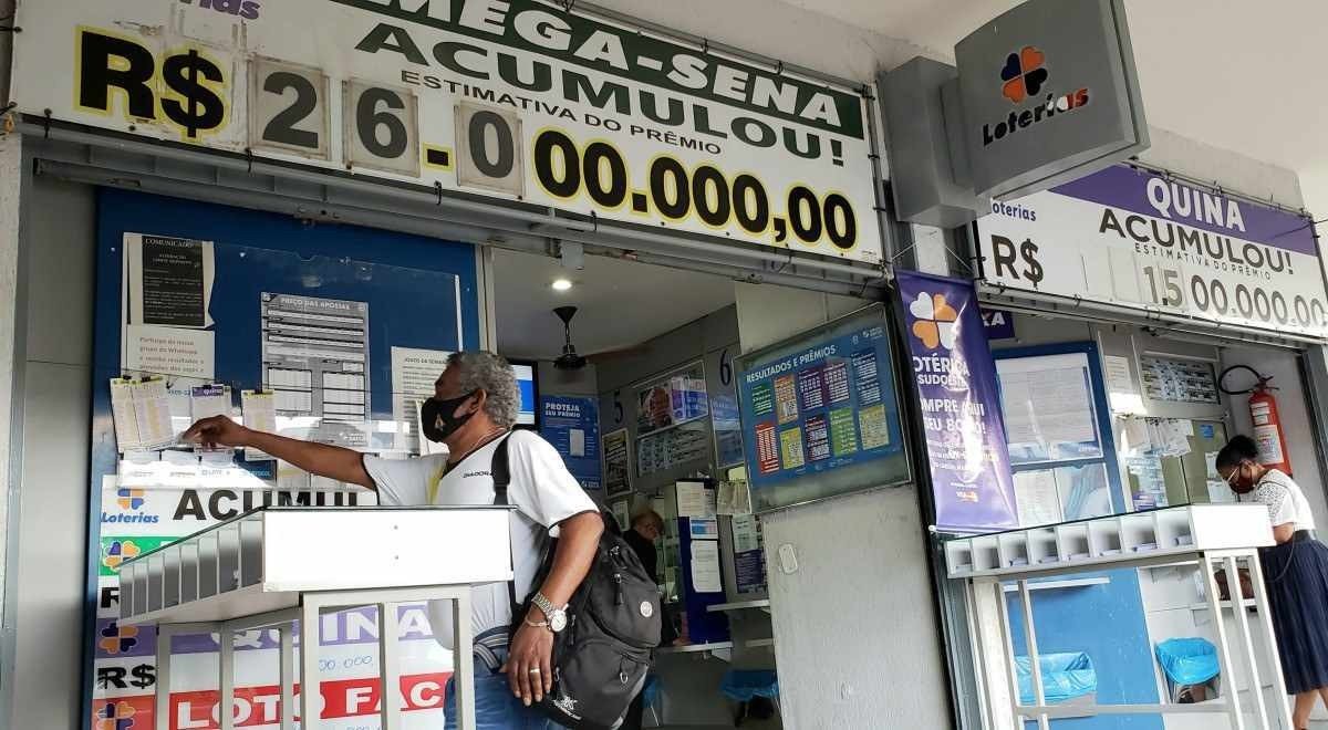 Mega-Sena acumulada paga R$ 26 mi e leva brasilienses às lotéricas para apostar