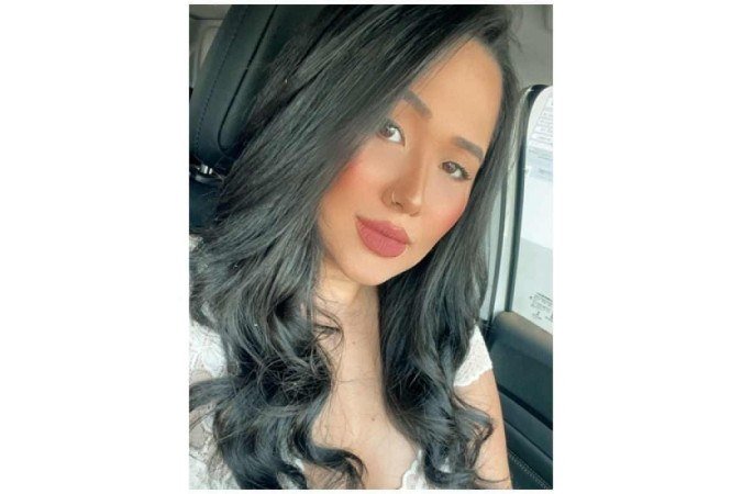 Caroline Miaki com cabelo modelado em ondas para dar volume e presença para o cabelo