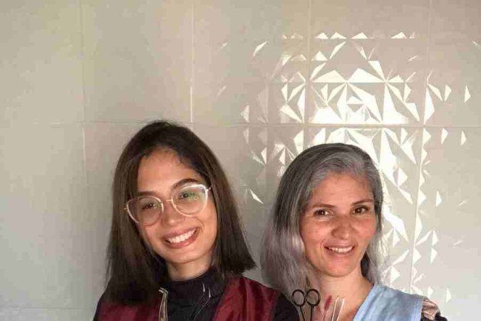  04/02/2022. Crédito:  Marilene Almeida/CB. Brasil. Brasília - DF. Cidades. Sarah de Castro Guirra e sua mãe em seu Studio de sobrancelha e unhas. 