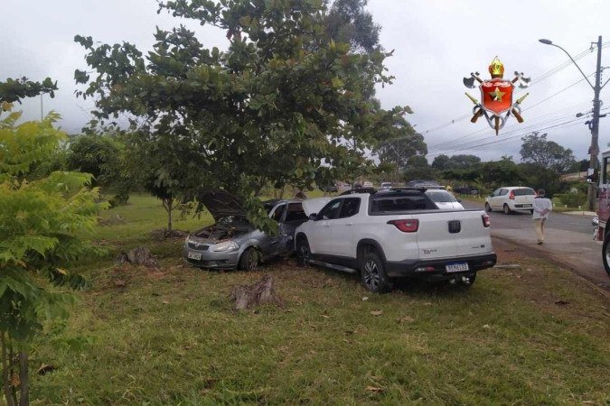 A batida se deu na via de acesso aos Condomínios da Quadra 26, Conjunto 3, em frente ao Lote 10 - (crédito: CBMDF/Divulgação) A batida se deu na via de acesso aos Condomínios da Quadra 26, Conjunto 3, em frente ao Lote 10 - (crédito: CBMDF/Divulgação)